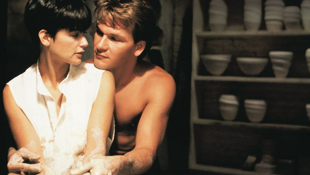 Sam Wheat (Patrick Swayze) e Molly Jensen (Demi Moore) são um casal muito a...